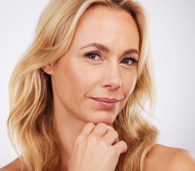 Mujer madura mirando al frente con piel saludable