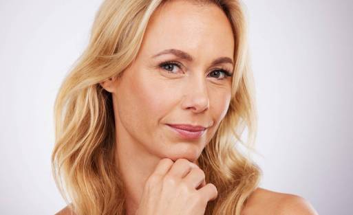 Mujer madura mirando al frente con piel saludable